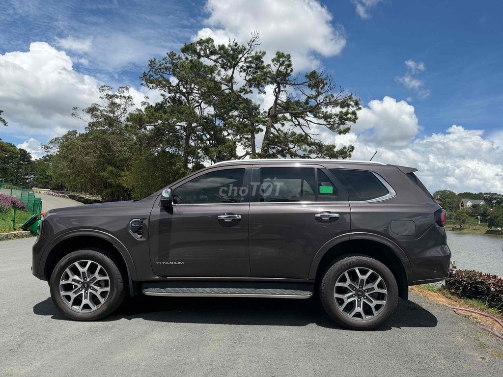 Ford Everest 2023 - ảnh 1