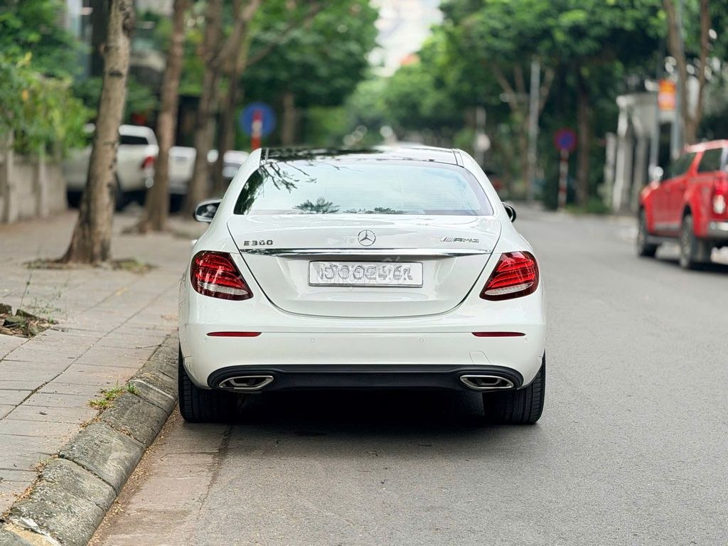 Mercedes Benz E Class 2023 - ảnh 1
