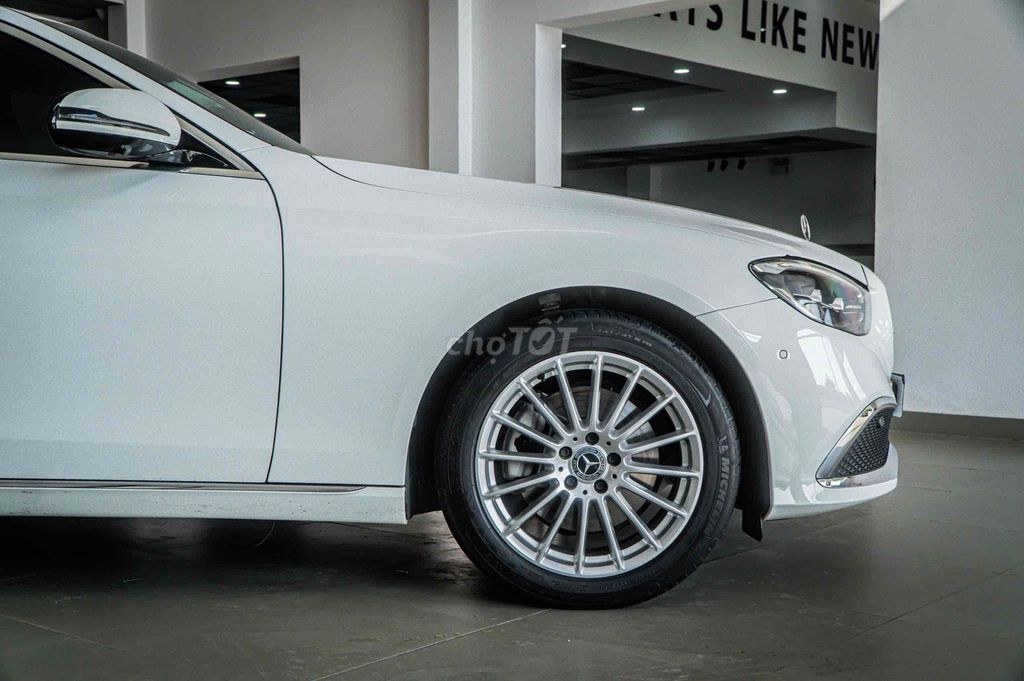 Mercedes Benz E Class 2022 - ảnh 1