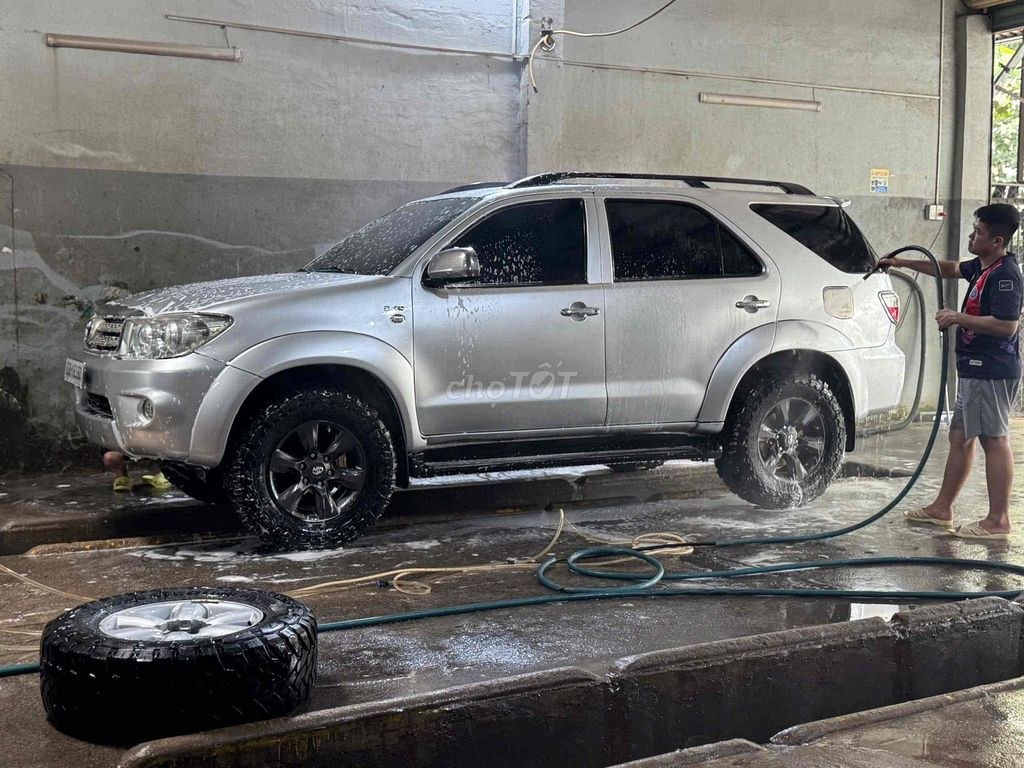 Toyota Fortuner 2010 - ảnh 3