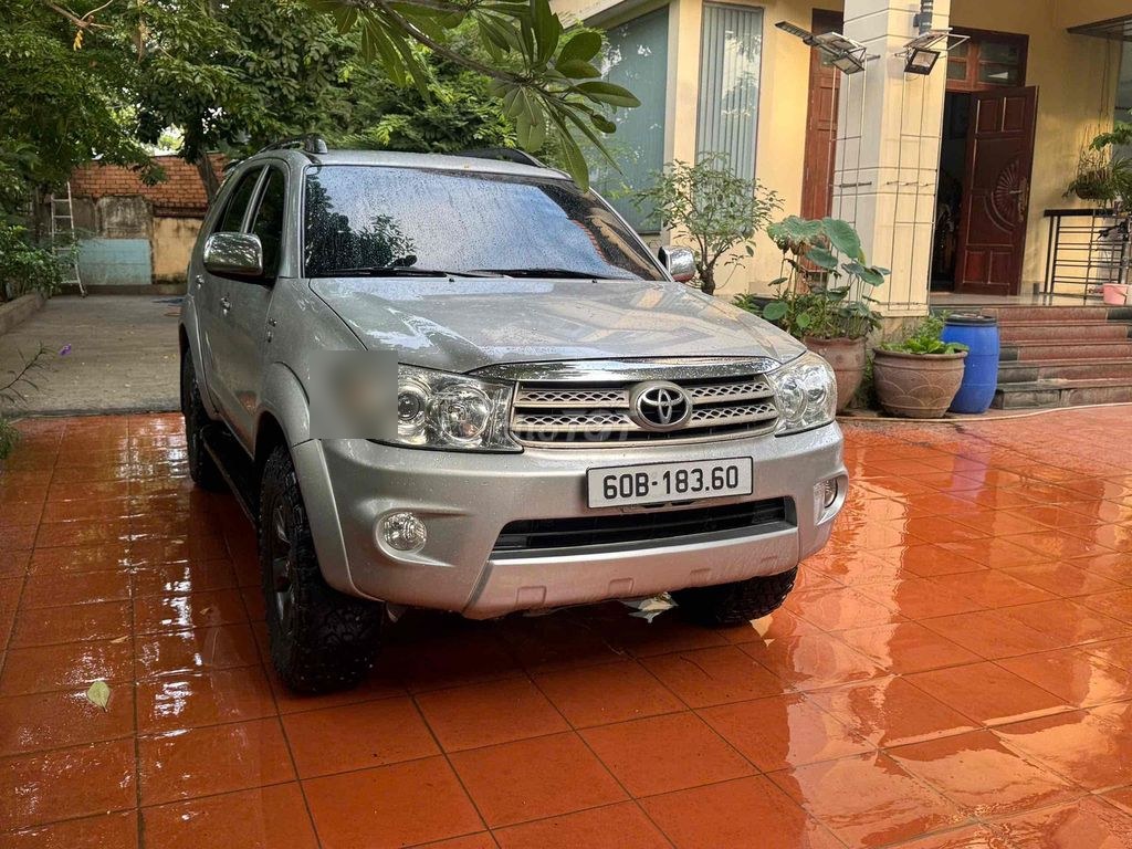 Toyota Fortuner 2010 - ảnh 1