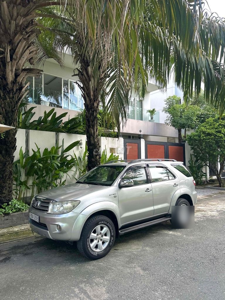 Toyota Fortuner 2010 - ảnh 1