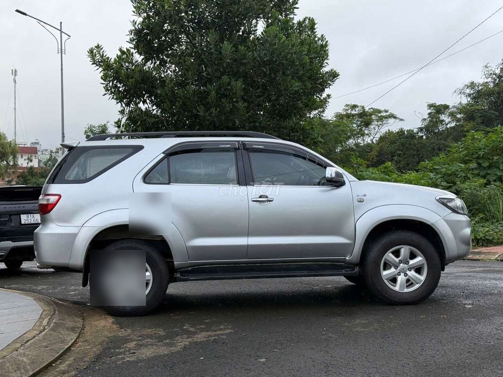 Toyota Fortuner 2011 - ảnh 3