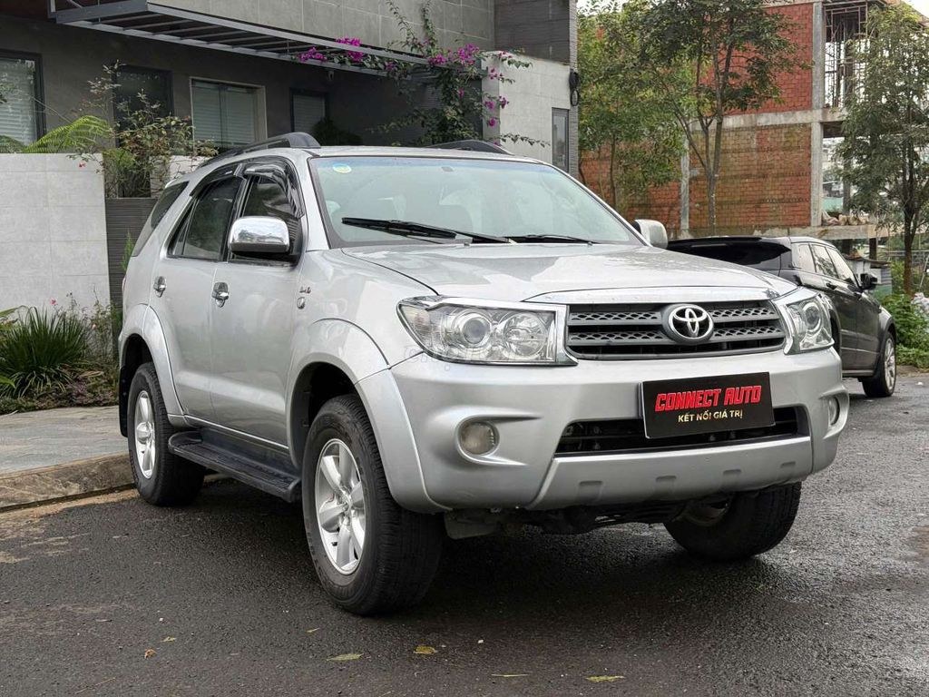 Toyota Fortuner 2011 - ảnh 2