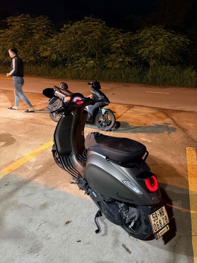 Vespa 2022 - ảnh 1