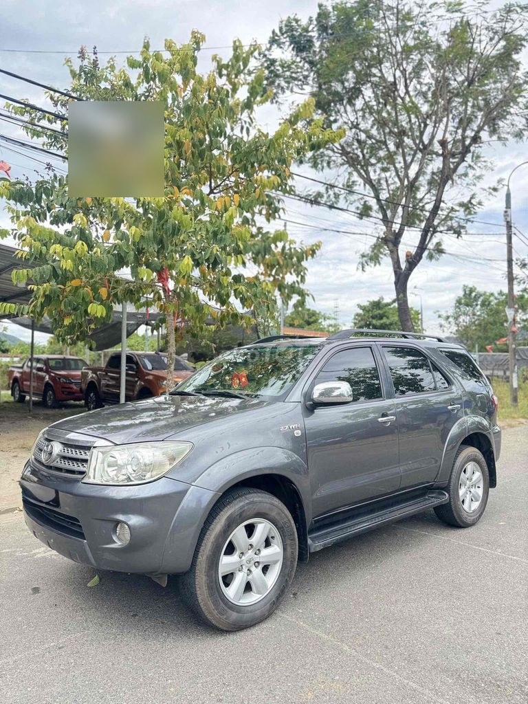 Toyota Fortuner 2010 - ảnh 2