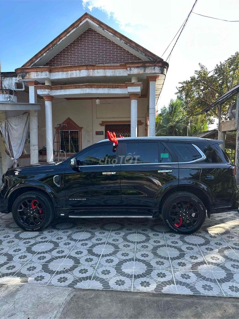 Ford Everest 2025 - ảnh 1