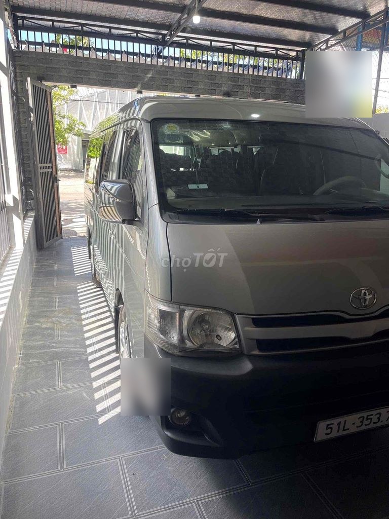 Toyota Hiace 2011 - ảnh 3