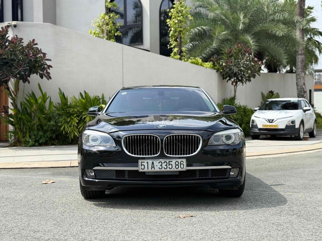 BMW 7 Series 2011 - ảnh 1