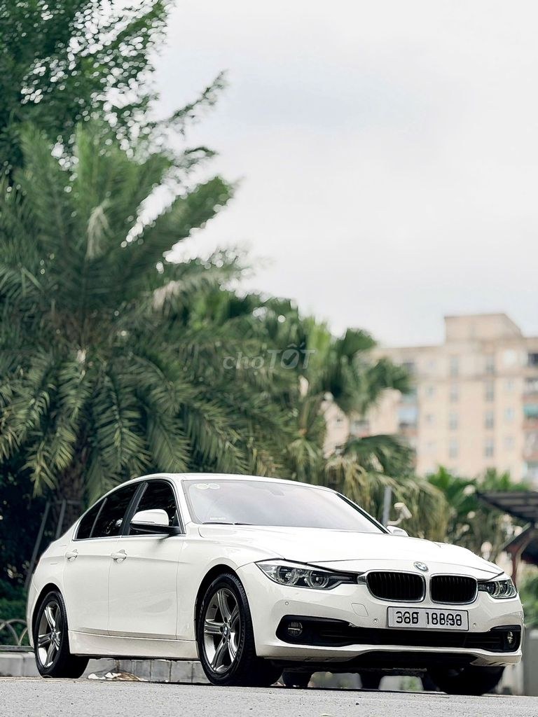 BMW 3 Series 2018 - ảnh 1