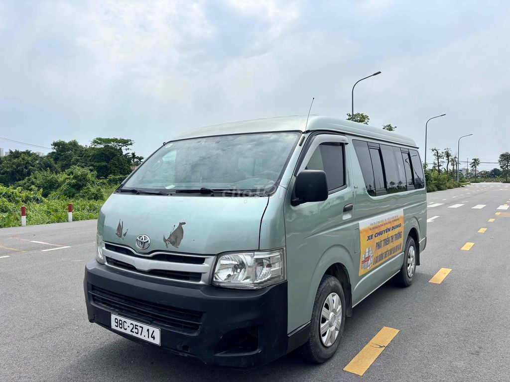 Toyota Hiace 2011 - ảnh 2