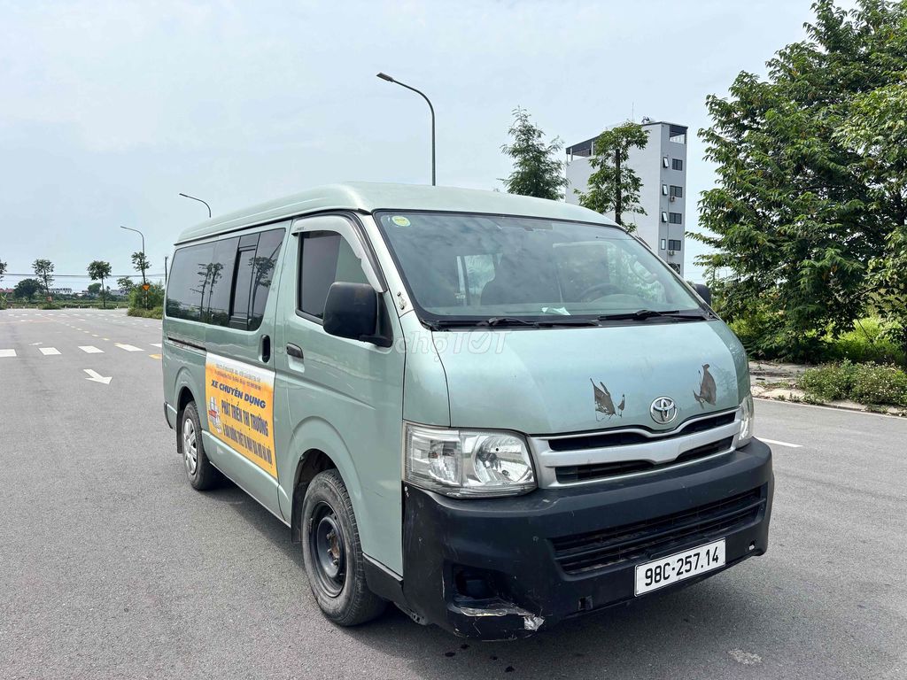 Toyota Hiace 2011 - ảnh 3