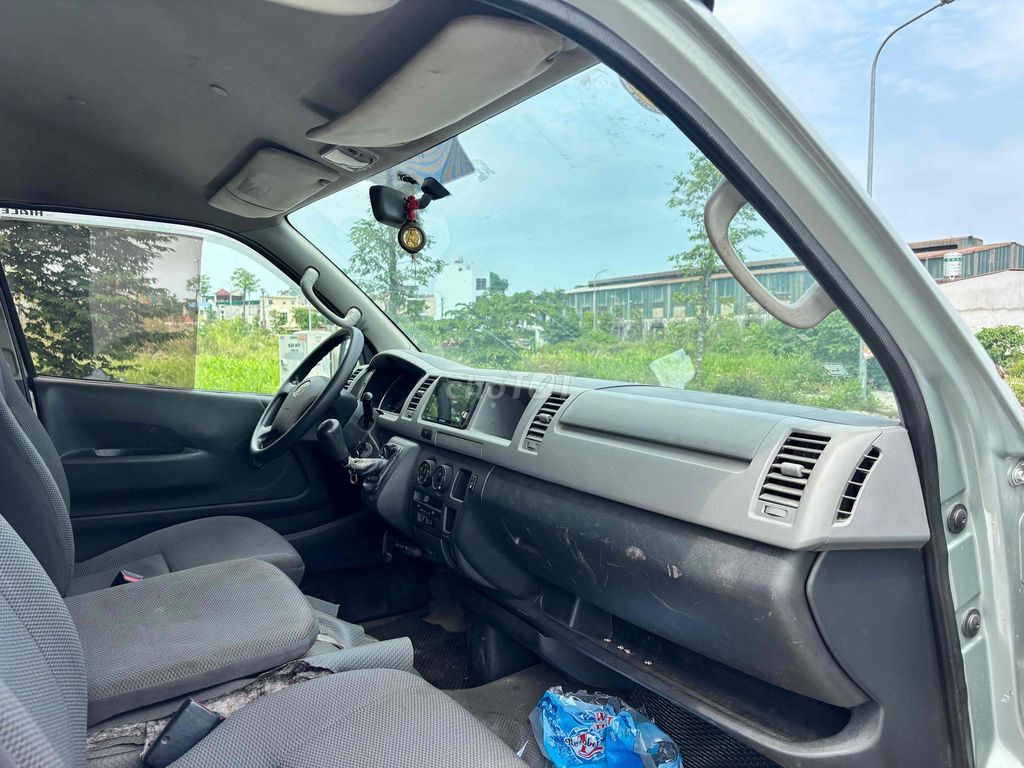 Toyota Hiace 2011 - ảnh 4