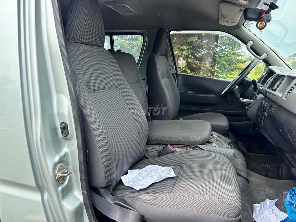 Toyota Hiace 2011 - ảnh 5
