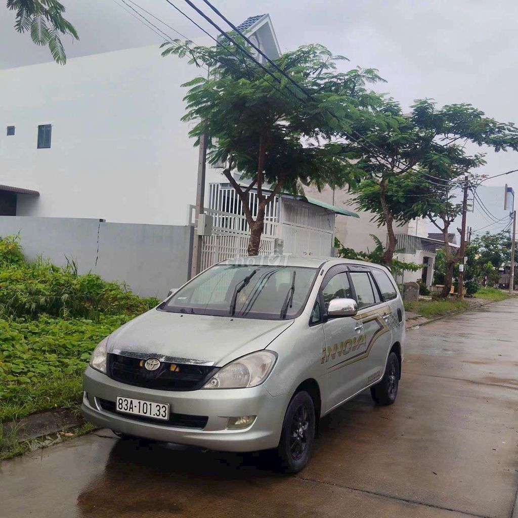 Toyota Innova - ảnh 1