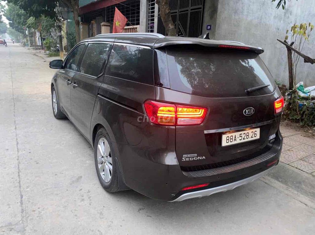 Kia Sedona - ảnh 1