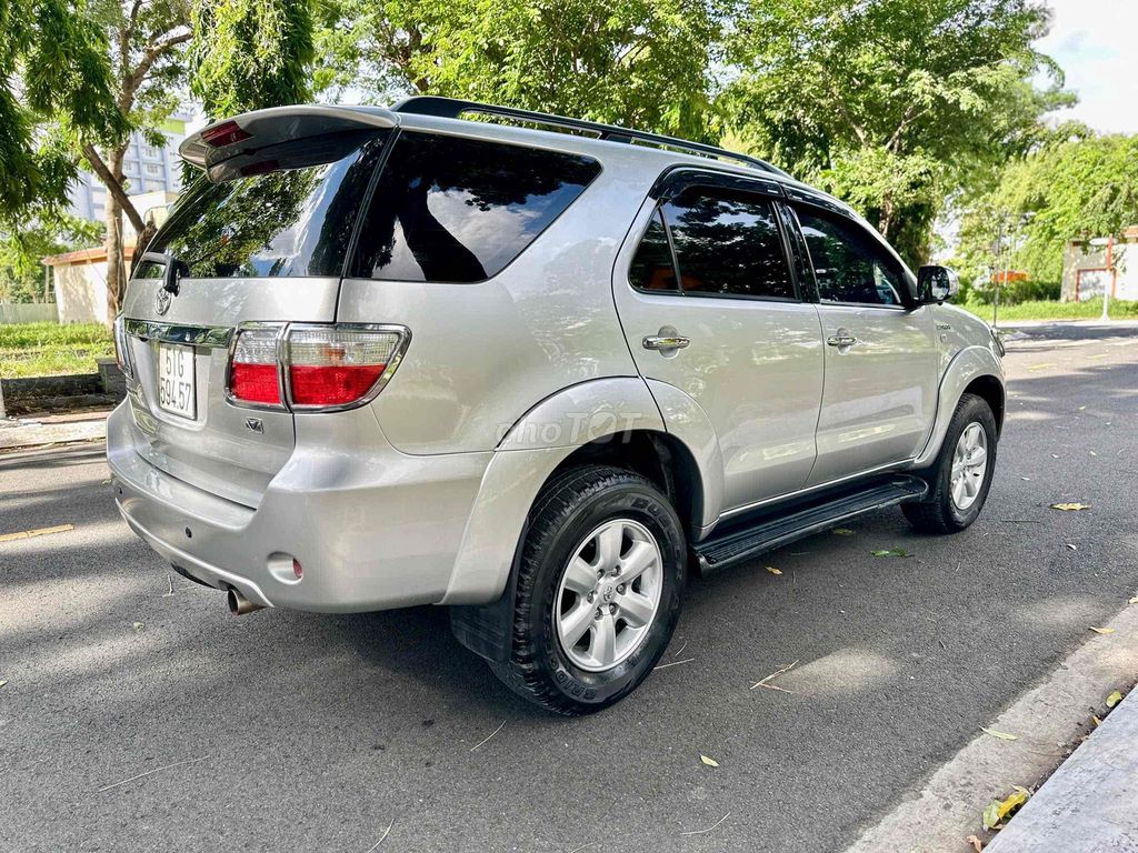 Toyota Fortuner 2010 - ảnh 2