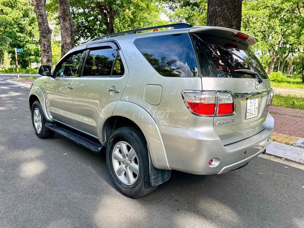 Toyota Fortuner 2010 - ảnh 3