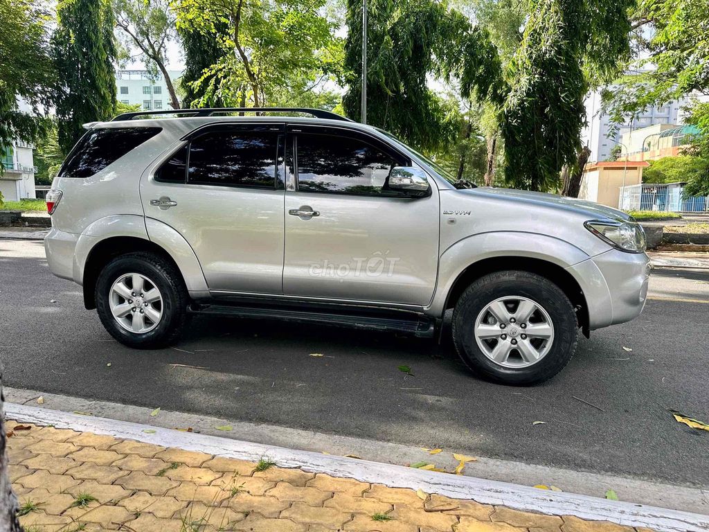 Toyota Fortuner 2010 - ảnh 4