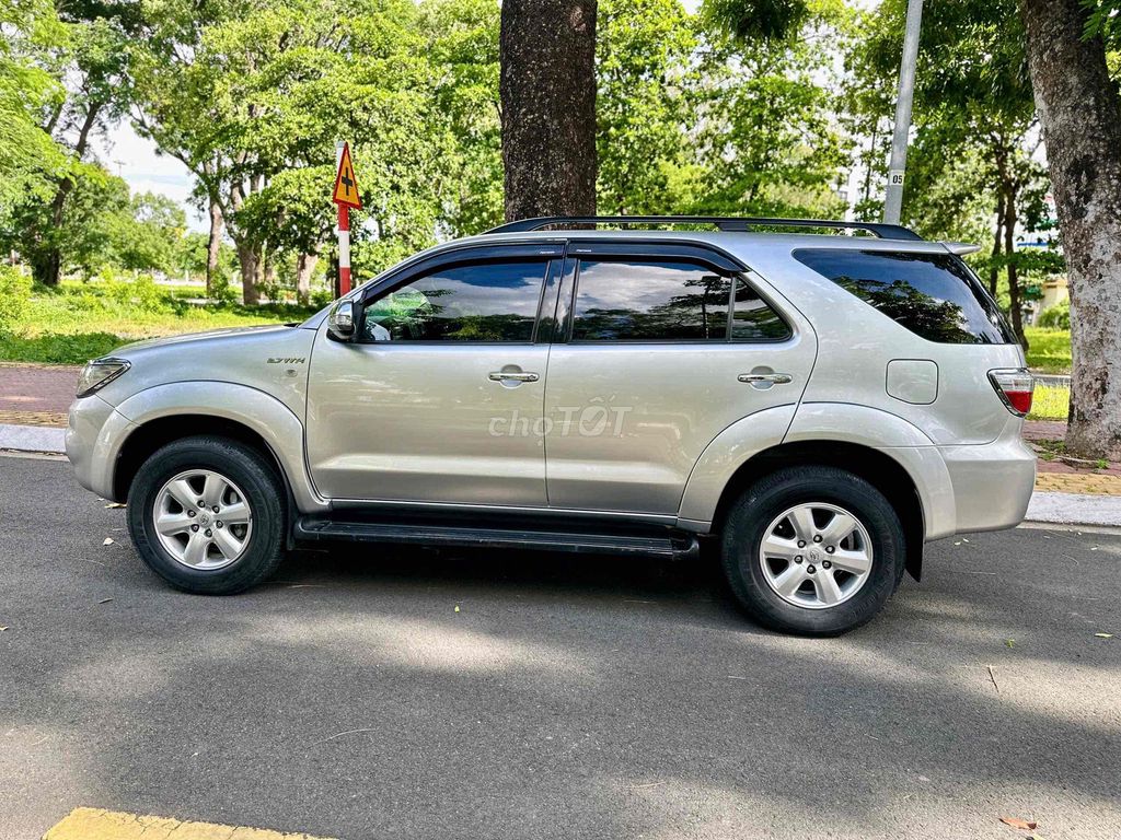 Toyota Fortuner 2010 - ảnh 5