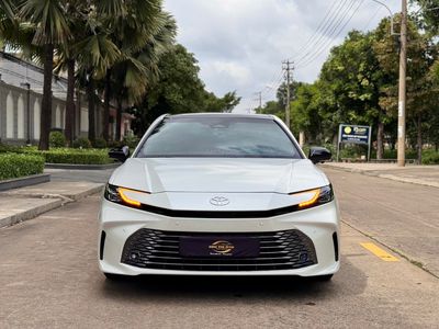 Toyota Camry 2025 - ảnh 1