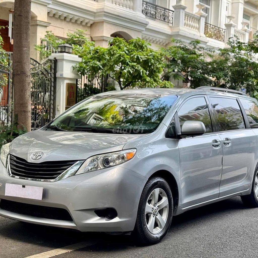 Toyota Sienna 2010 - ảnh 2
