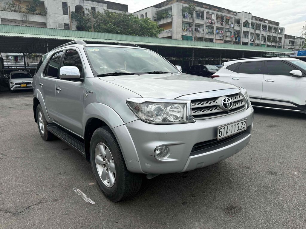 Toyota Fortuner - ảnh 2