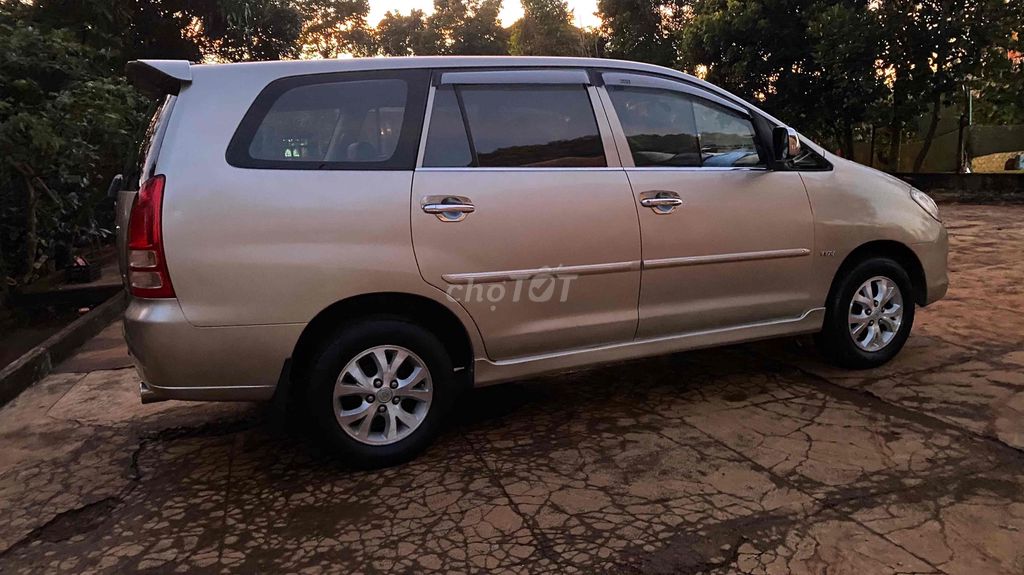 Toyota Innova - ảnh 5
