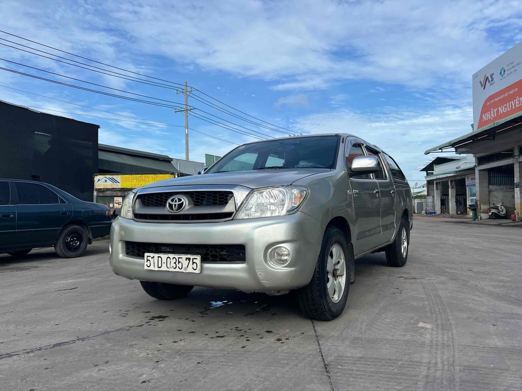 Toyota Hilux - ảnh 2