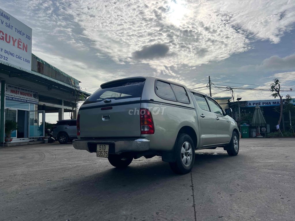 Toyota Hilux - ảnh 3