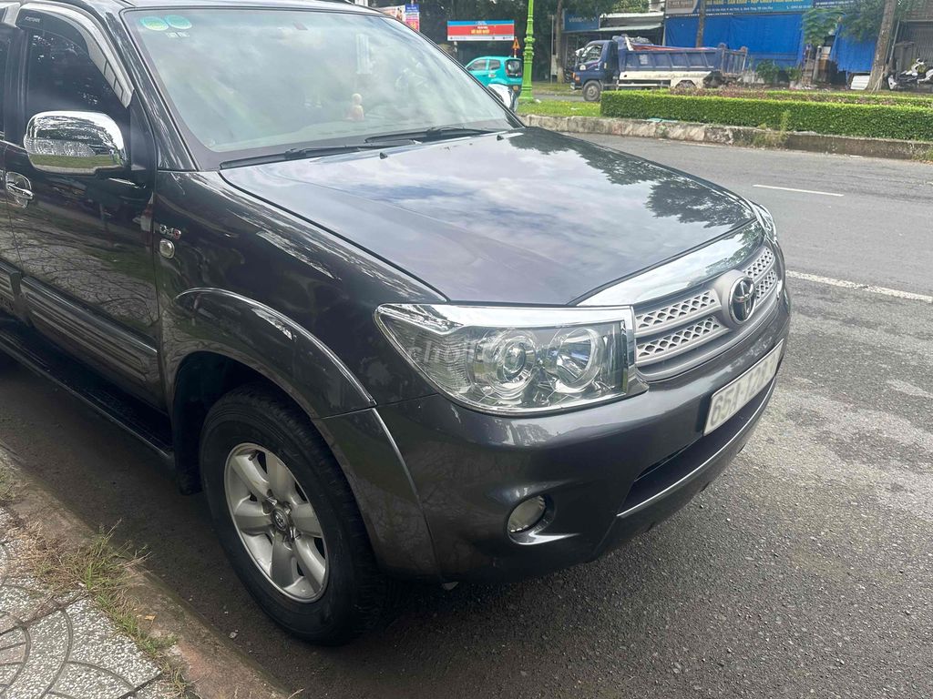 Toyota Fortuner 2011 - ảnh 1