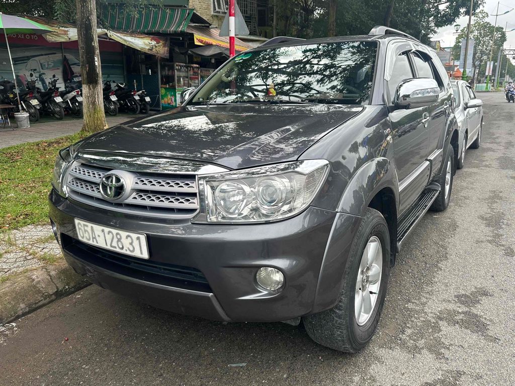 Toyota Fortuner 2011 - ảnh 2