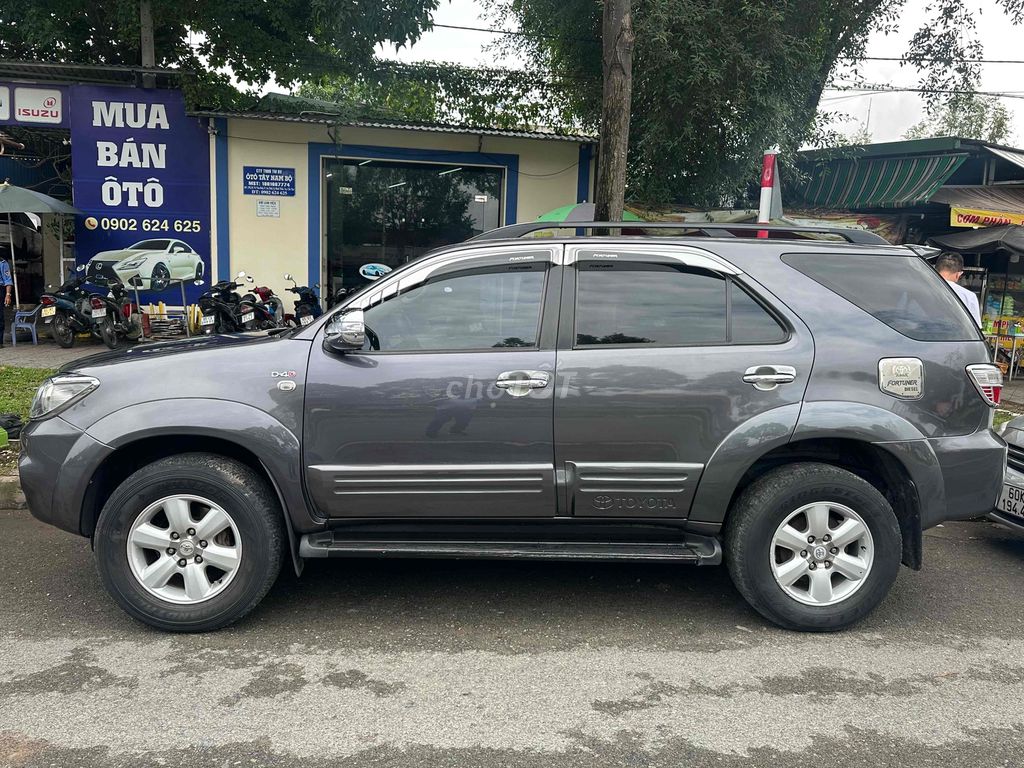 Toyota Fortuner 2011 - ảnh 3