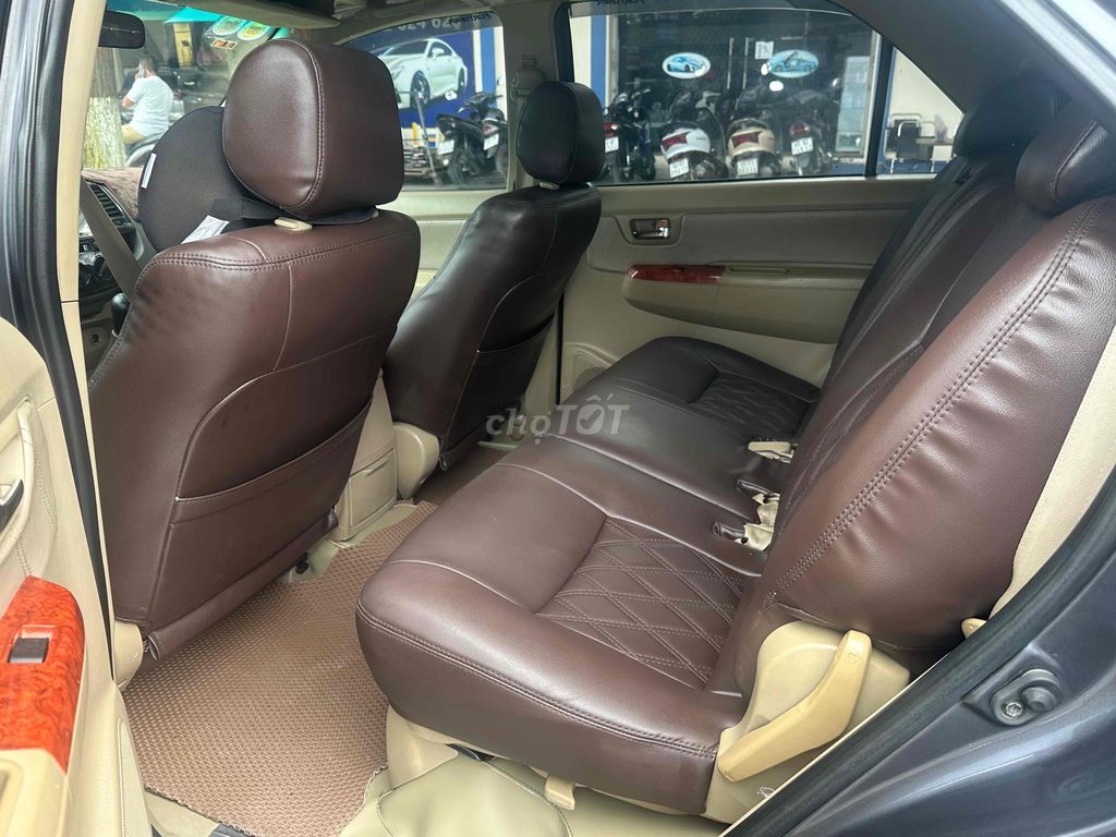 Toyota Fortuner 2011 - ảnh 4
