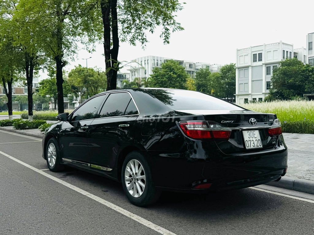 Toyota Camry 2.0E - ảnh 3
