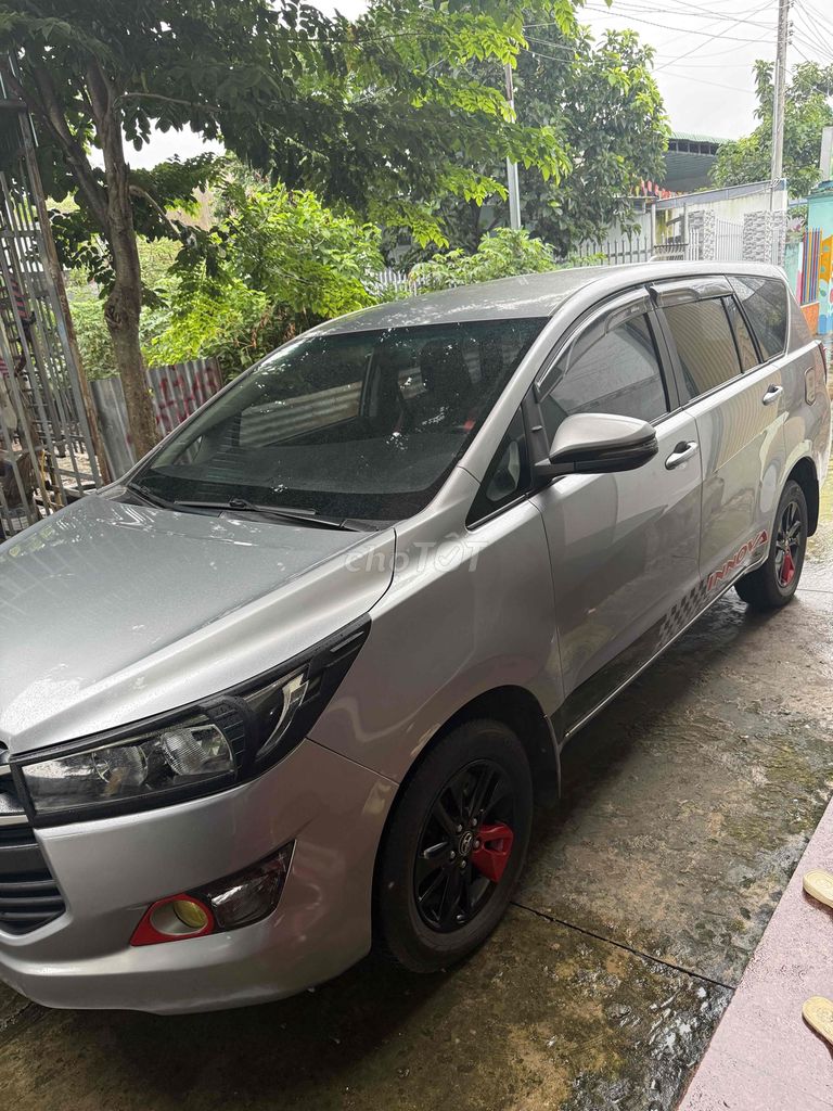 Toyota Innova 2.0E - ảnh 2