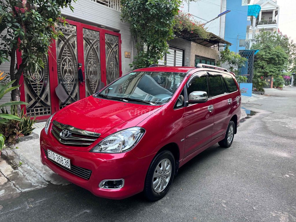 Toyota Innova - ảnh 1