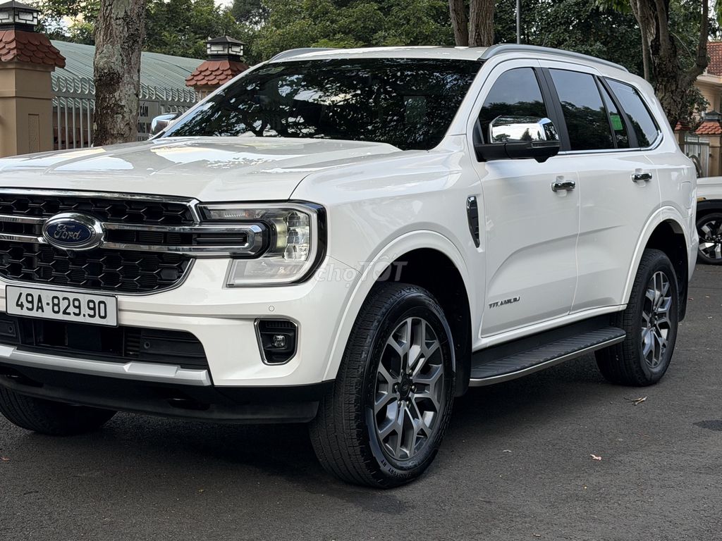 Ford Everest 2025 - ảnh 1