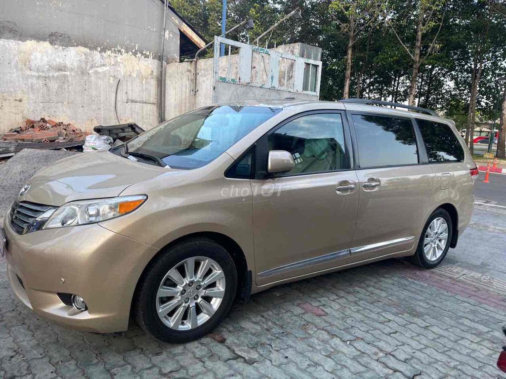 Toyota Sienna 2010 - ảnh 4