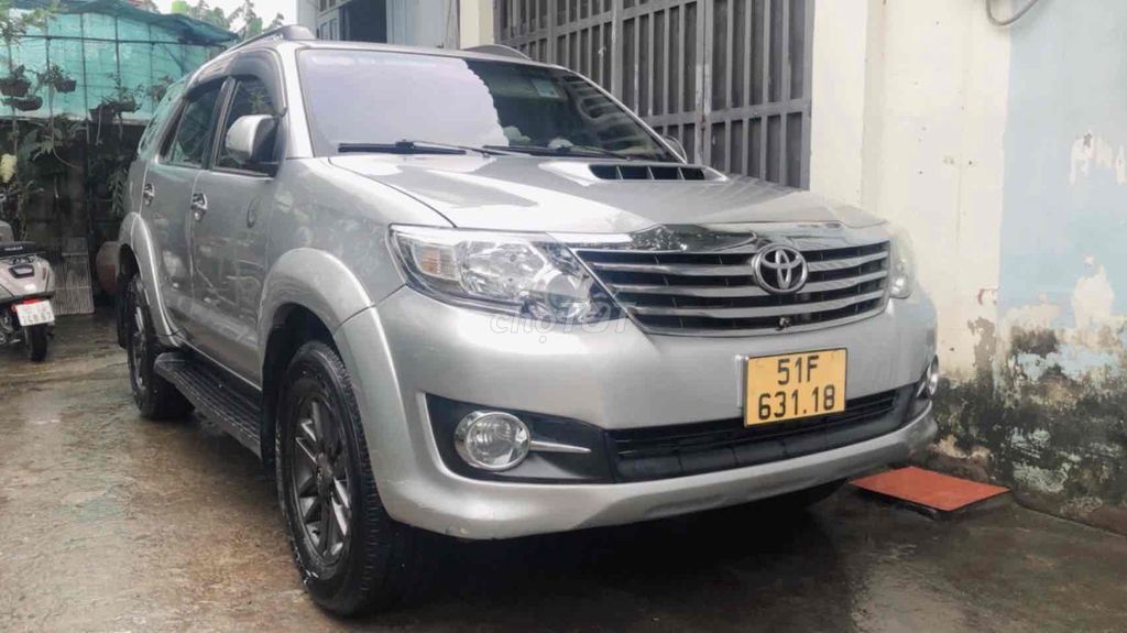 Toyota Fortuner - ảnh 2
