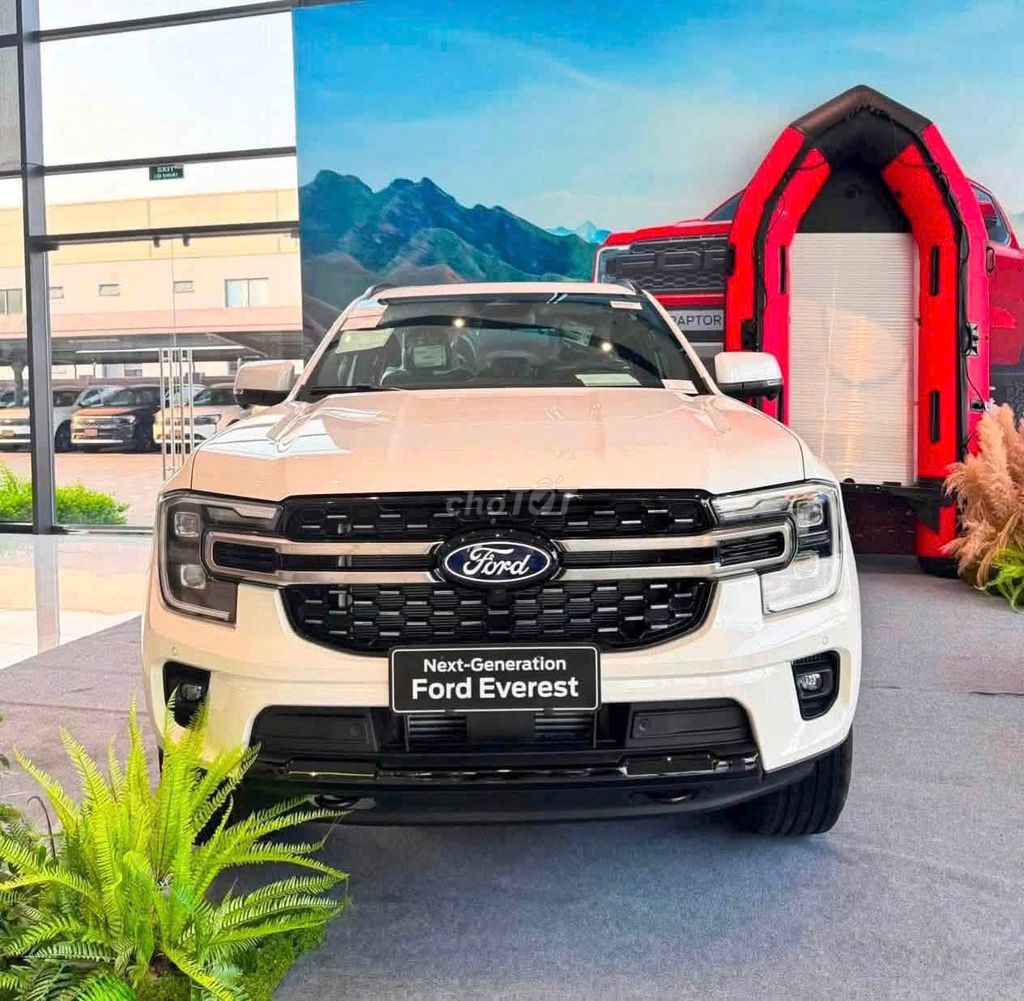 Ford Everest - ảnh 1