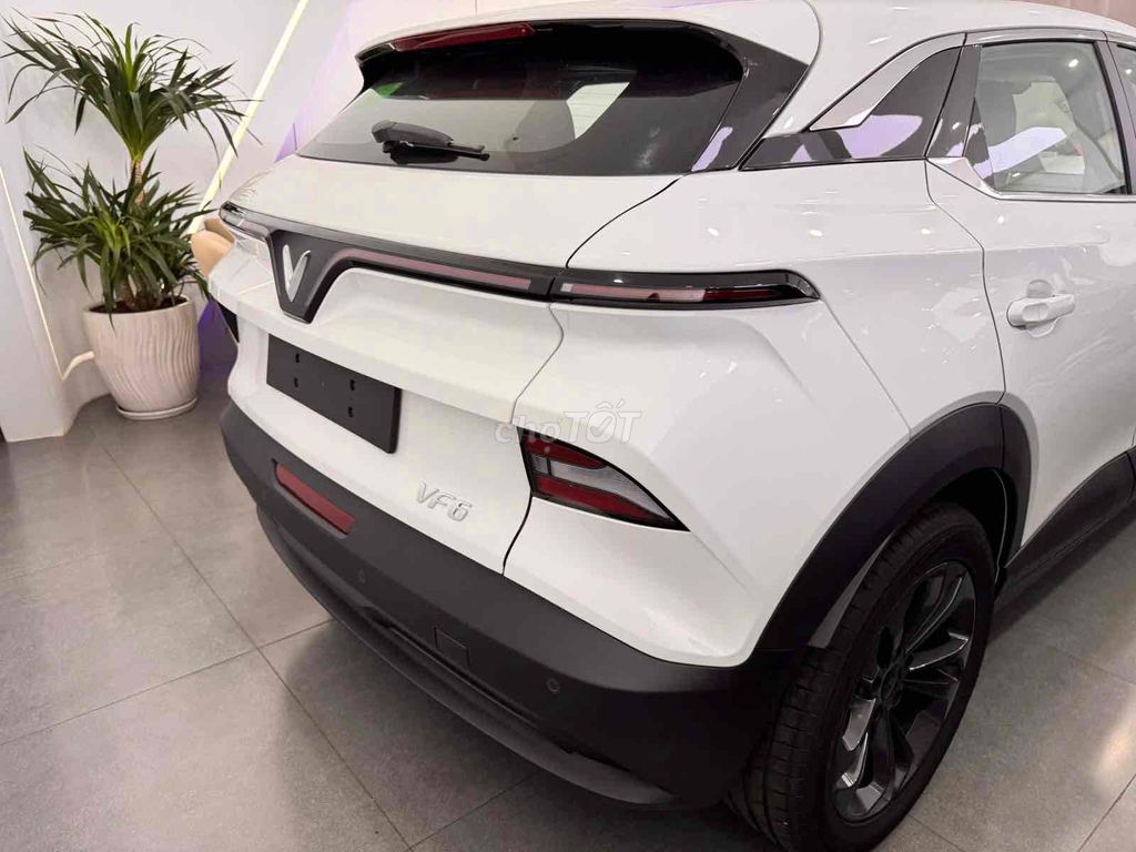 VinFast VF6 Eco - ảnh 2