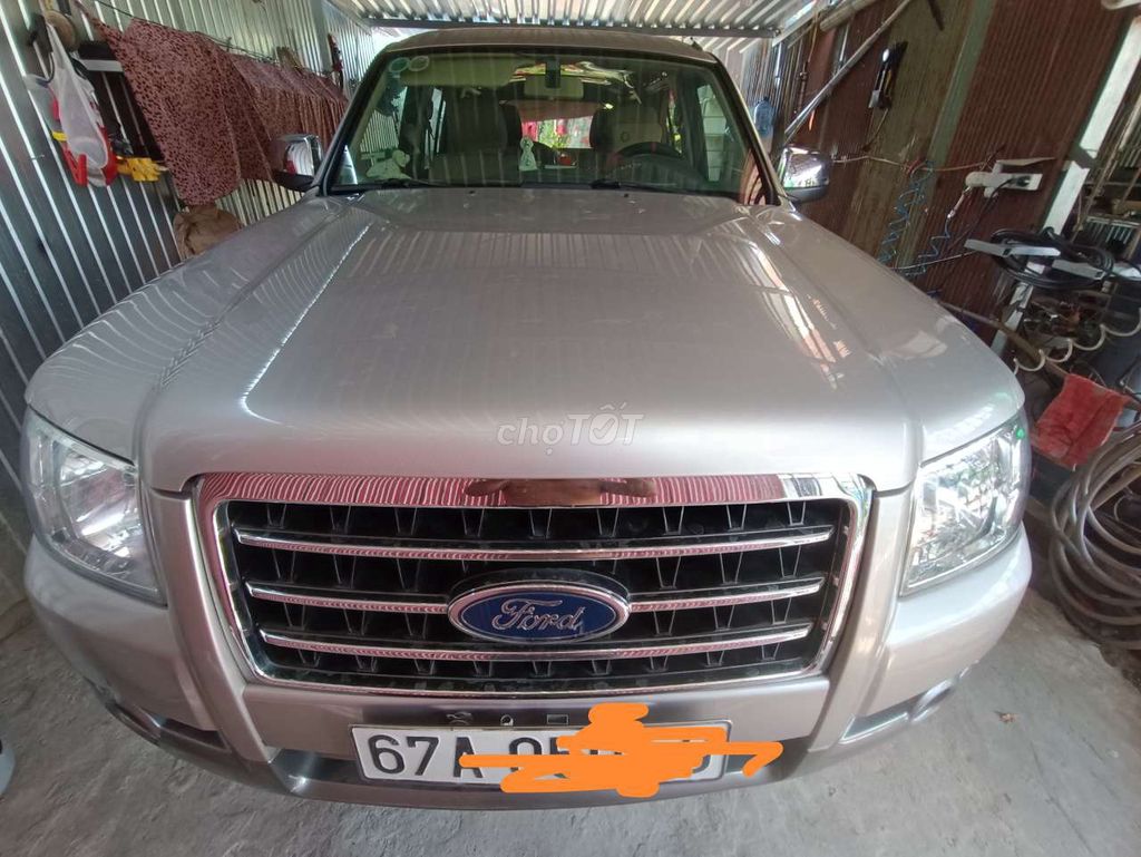 Ford Everest - ảnh 1