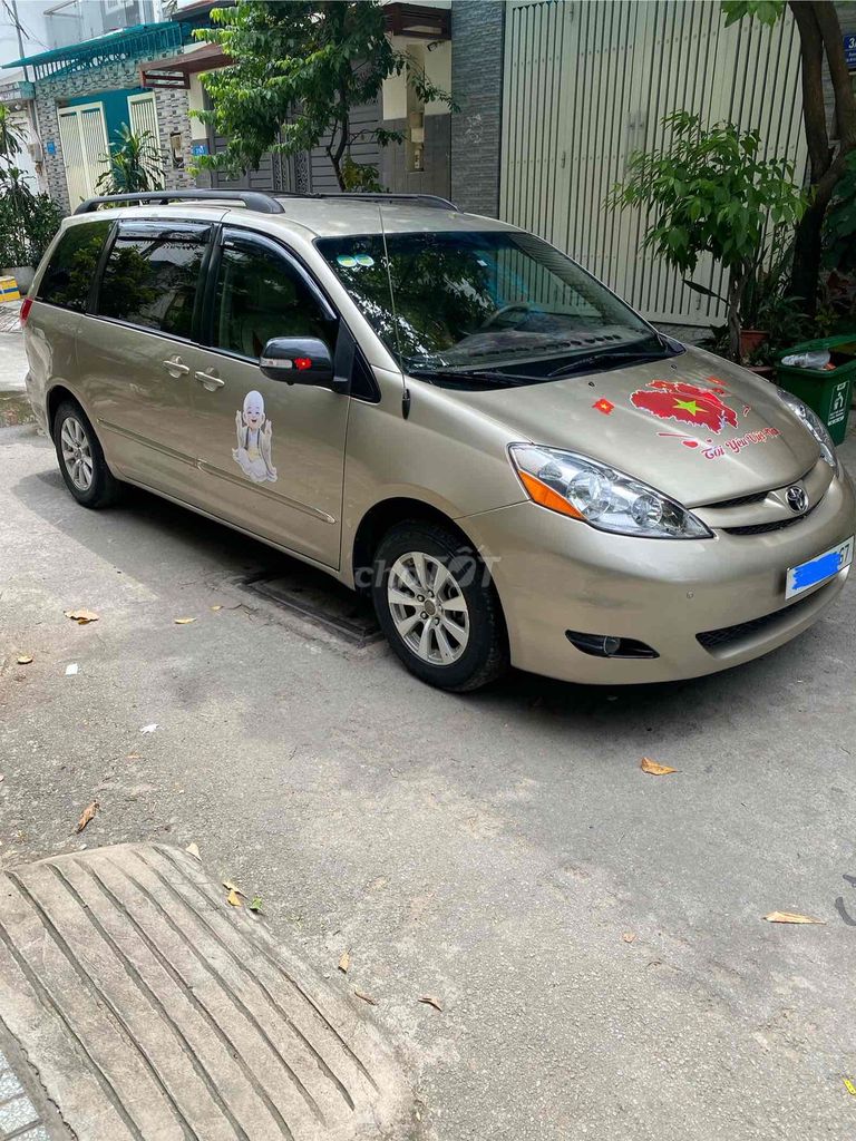 Toyota Sienna - ảnh 1