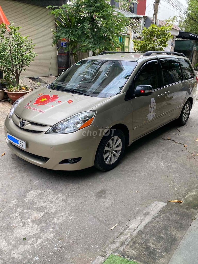 Toyota Sienna - ảnh 2