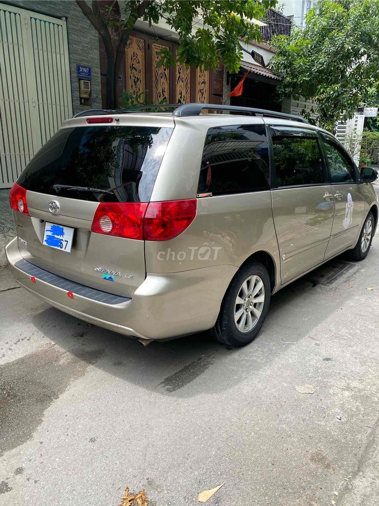 Toyota Sienna - ảnh 4