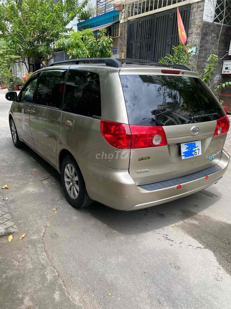 Toyota Sienna - ảnh 5