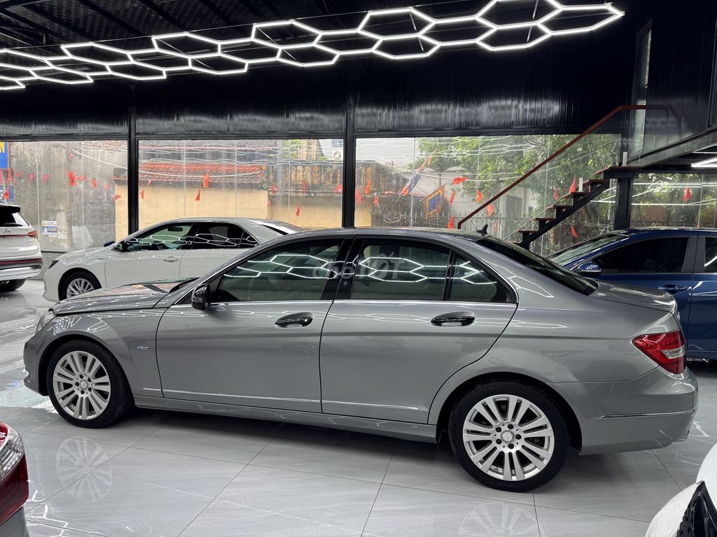 Mercedes-Benz 2011 - ảnh 1