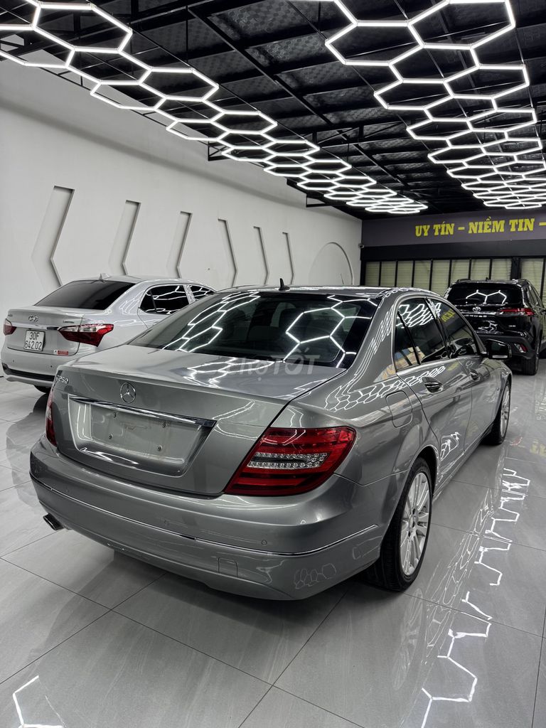 Mercedes-Benz 2011 - ảnh 3