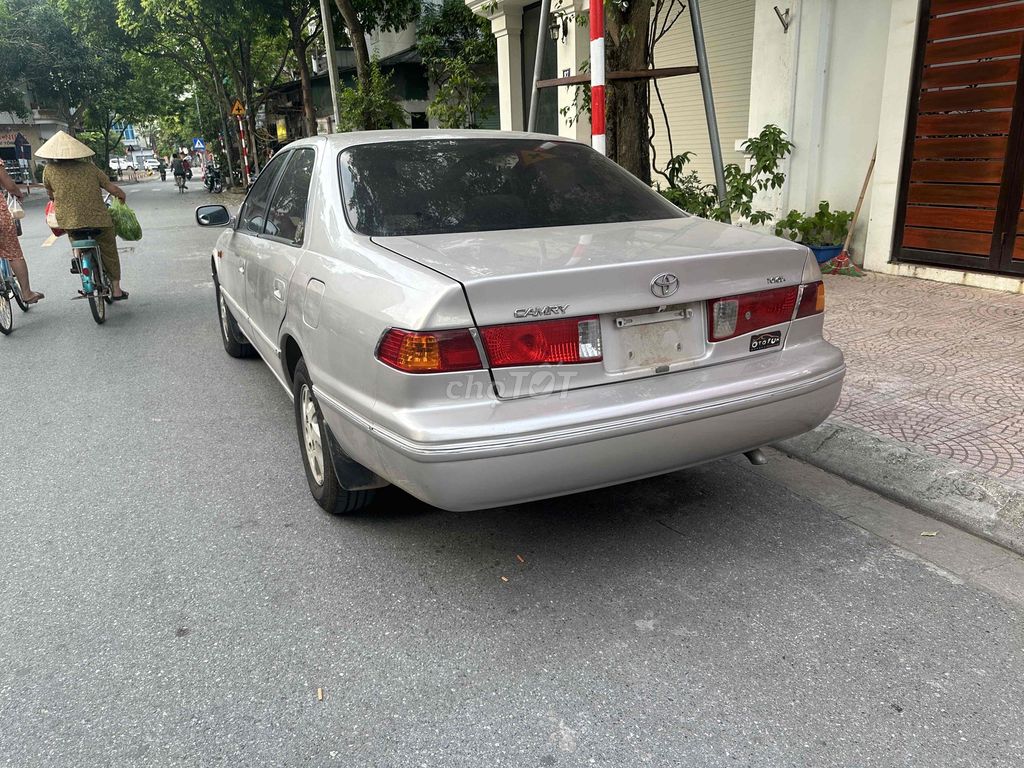 Toyota Camry - ảnh 1